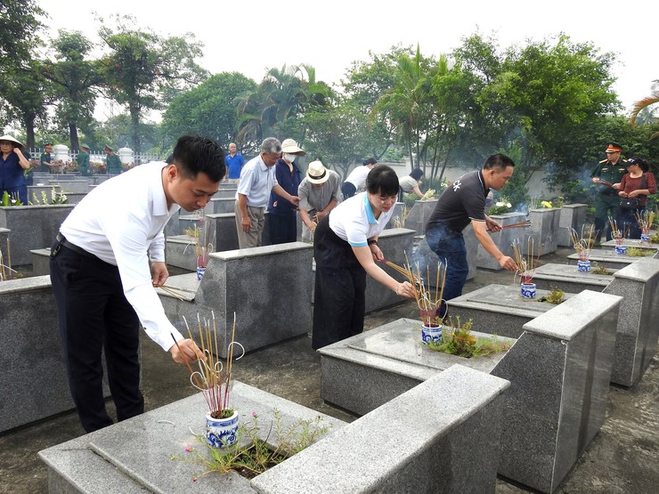 BÍ THƯ ĐẢNG ỦY XÃ TRUNG GIÃ DÂNG HƯƠNG TƯỞNG NIỆM CÁC ANH HÙNG LIỆT SĨ NHÂN KỶ NIỆM 78 NĂM NGÀY THƯƠNG BINH - LIỆT SĨ 27/7- Ảnh 5.