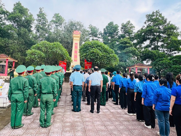 TRUNG GIÃ THÀNH LẬP 4 ĐOÀN DÂNG HƯƠNG TẠI CÁC NGHĨA TRANG TRÊN ĐỊA BÀN XÃ NHÂN KỶ NIỆM 78 NĂM NGÀY THƯƠNG BINH – LIỆT SĨ- Ảnh 6.