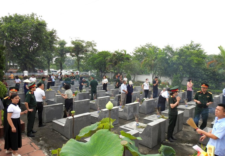 BÍ THƯ ĐẢNG ỦY XÃ TRUNG GIÃ DÂNG HƯƠNG TƯỞNG NIỆM CÁC ANH HÙNG LIỆT SĨ NHÂN KỶ NIỆM 78 NĂM NGÀY THƯƠNG BINH - LIỆT SĨ 27/7- Ảnh 7.