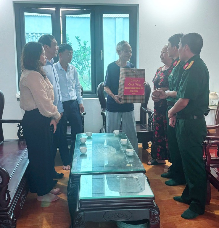 UBND XÃ TRUNG GIÃ VÀ LỮ ĐOÀN 86 THĂM, TẶNG QUÀ NGƯỜI CÓ CÔNG NHÂN KỶ NIỆM 78 NĂM NGÀY THƯƠNG BINH - LIỆT SĨ- Ảnh 8.