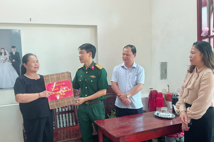 UBND XÃ TRUNG GIÃ VÀ LỮ ĐOÀN 86 THĂM, TẶNG QUÀ NGƯỜI CÓ CÔNG NHÂN KỶ NIỆM 78 NĂM NGÀY THƯƠNG BINH - LIỆT SĨ- Ảnh 9.