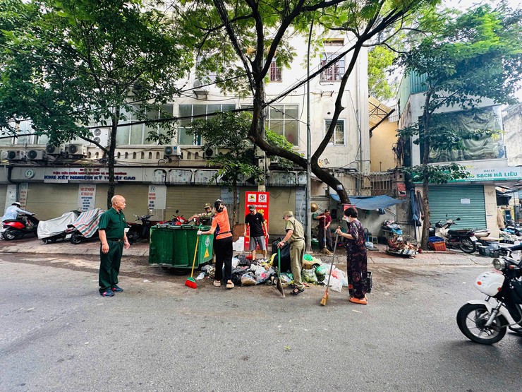 UỶ BAN MTTQ VIỆT NAM VÀ CÁC TỔ CHỨC CHÍNH TRỊ XÃ HỘI PHƯỜNG HAI BÀ TRƯNG TIẾP TỤC RA QUÂN THỰC HIỆN "NGÀY CUỐI TUẦN XANH”- Ảnh 4.