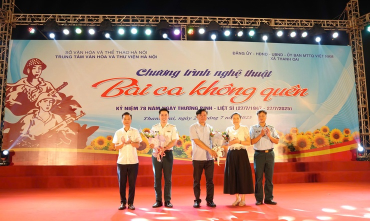Chương trình nghệ thuật "Bài ca không quên" tri ân các anh hùng liệt sĩ, thương bệnh binh- Ảnh 1.
