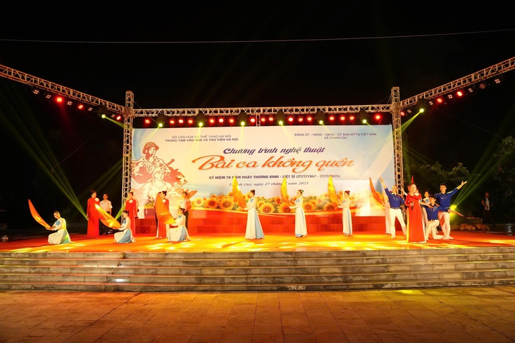 Chương trình nghệ thuật "Bài ca không quên" tri ân các anh hùng liệt sĩ, thương bệnh binh- Ảnh 4.