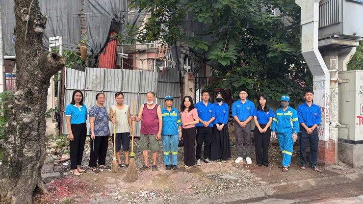 UỶ BAN MTTQ VIỆT NAM VÀ CÁC TỔ CHỨC CHÍNH TRỊ XÃ HỘI PHƯỜNG HAI BÀ TRƯNG TIẾP TỤC RA QUÂN THỰC HIỆN "NGÀY CUỐI TUẦN XANH”- Ảnh 2.