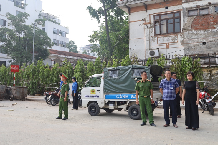 Tây Hồ ra quân xử lý vi phạm về trật tự đô thị, trật tự công cộng, vệ sinh môi trường- Ảnh 1.
