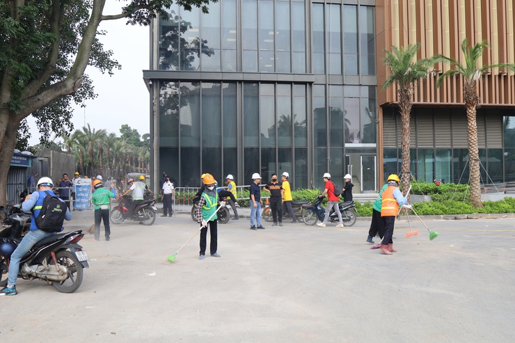 Tây Hồ ra quân xử lý vi phạm về trật tự đô thị, trật tự công cộng, vệ sinh môi trường- Ảnh 3.