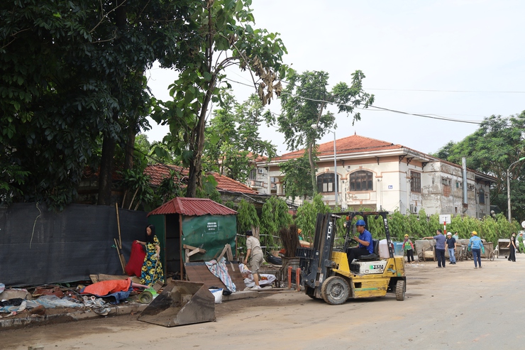 Tây Hồ ra quân xử lý vi phạm về trật tự đô thị, trật tự công cộng, vệ sinh môi trường- Ảnh 4.
