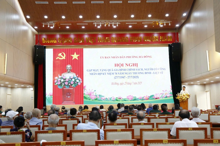 Phường Hà Đông tổ chức gặp mặt, tặng quà gia đình chính sách, người có công với cách mạng- Ảnh 1.