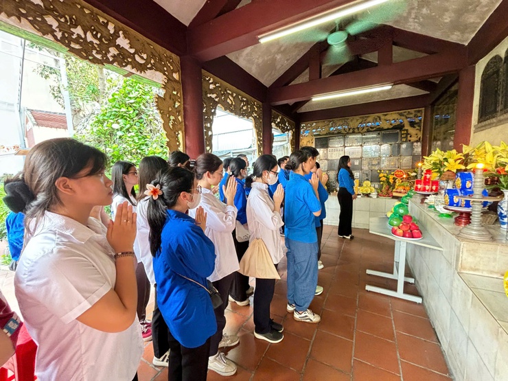 Tiêu đề: Tuổi Trẻ Phường Bạch Mai tổ chức Lễ Thắp nến tri ân tưởng Nhớ Các Anh Hùng Liệt Sĩ- Ảnh 4.