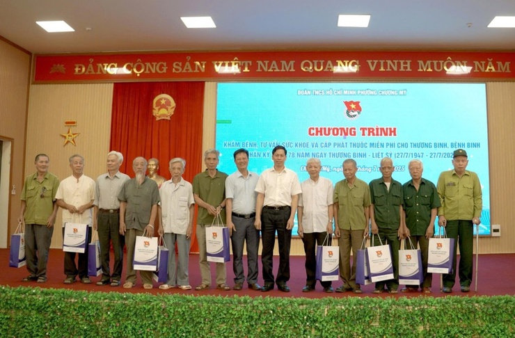 Thanh niên Phường Chương Mỹ tổ chức khám, cấp phát thuốc cho thương binh, bệnh binh nhân kỷ niệm 78 năm Ngày Thương binh - Liệt sĩ (27/7/1947 – 27/7/2025)- Ảnh 6.