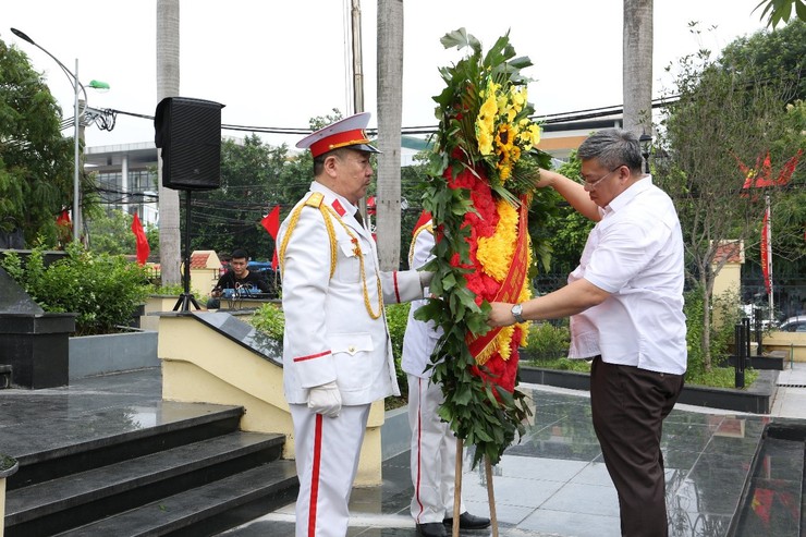 Phường Định Công dâng hương tưởng niệm các anh hùng liệt sỹ- Ảnh 8.