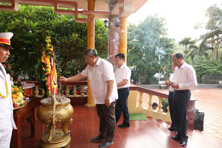 Phường Định Công dâng hương tưởng niệm các anh hùng liệt sỹ- Ảnh 2.