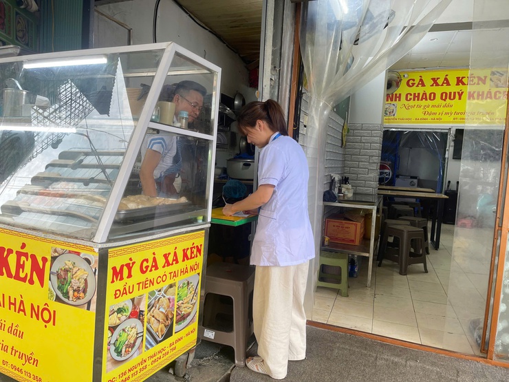 TRẠM Y TẾ BA ĐÌNH GIÁM SÁT CHẶT CHẼ TÌNH HÌNH VỆ SINH AN TOÀN THỰC PHẨM TẠI CÁC CƠ SỞ KINH DOANH THỨC ĂN ĐƯỜNG PHỐ- Ảnh 2.