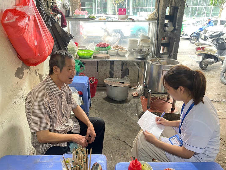 TRẠM Y TẾ BA ĐÌNH GIÁM SÁT CHẶT CHẼ TÌNH HÌNH VỆ SINH AN TOÀN THỰC PHẨM TẠI CÁC CƠ SỞ KINH DOANH THỨC ĂN ĐƯỜNG PHỐ- Ảnh 1.