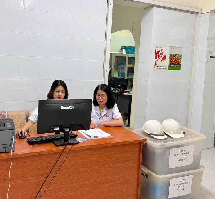 TRẠM Y TẾ PHƯỜNG BA ĐÌNH TỔ CHỨC CÁC TỔ CƠ ĐỘNG PHẢN ỨNG NHANH, SẴN SÀNG ỨNG PHÓ VỚI TÌNH HÌNH PHỨC TẠP CỦA CƠN BÃO SỐ 3- Ảnh 2.