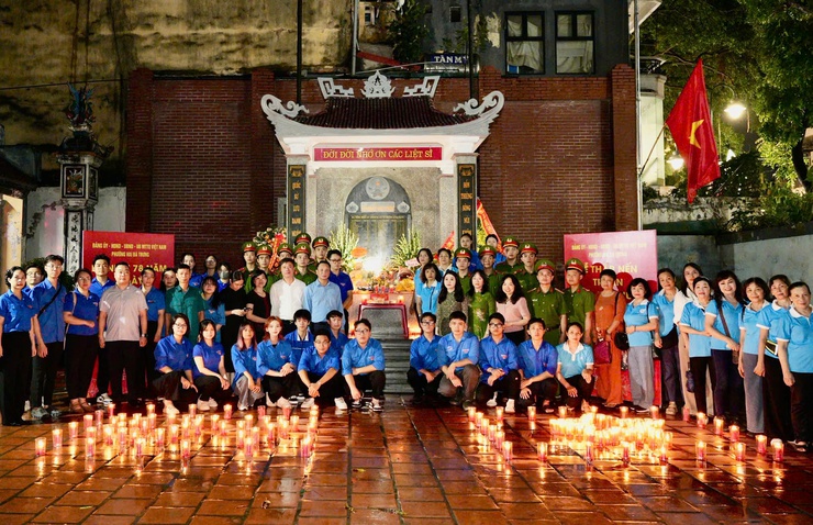 Đoàn thanh niên phường Hai Bà Trưng cùng thanh niên cả nước đồng loạt thắp nến tri ân các liệt sĩ kỷ niệm 78 năm Ngày Thương binh - Liệt sĩ (27/7/1947 - 27/7/2025)- Ảnh 1.