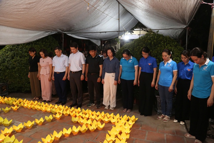 Phường Dương Nội tổ chức Lễ thắp nến tri ân các anh hùng liệt sỹ tại Nghĩa trang Liệt sỹ phường- Ảnh 1.