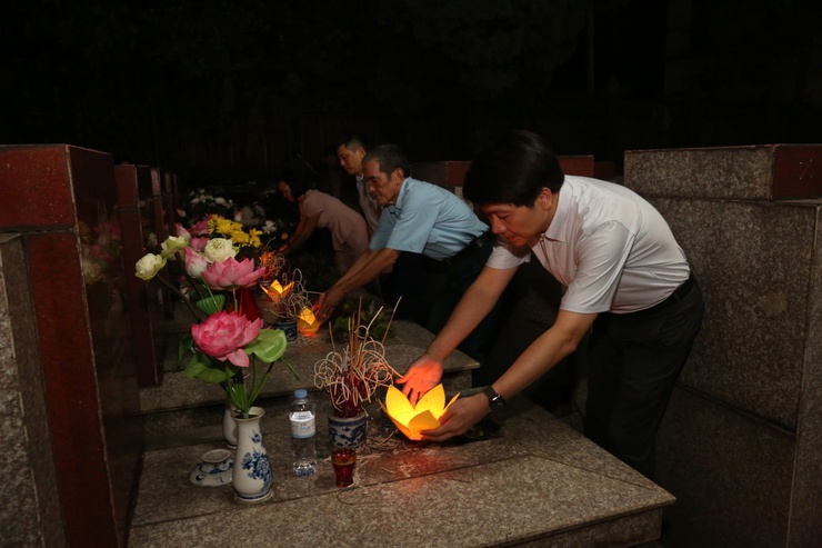 Phường Dương Nội tổ chức Lễ thắp nến tri ân các anh hùng liệt sỹ tại Nghĩa trang Liệt sỹ phường- Ảnh 3.
