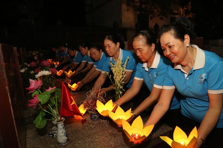Phường Dương Nội tổ chức Lễ thắp nến tri ân các anh hùng liệt sỹ tại Nghĩa trang Liệt sỹ phường- Ảnh 5.