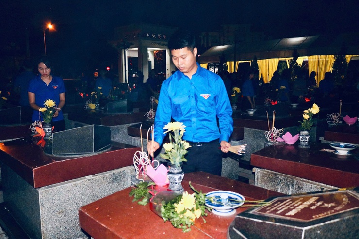 Lễ thắp nến tri ân các anh hùng liệt sĩ tại Nghĩa trang xã Mê Linh- Ảnh 3.