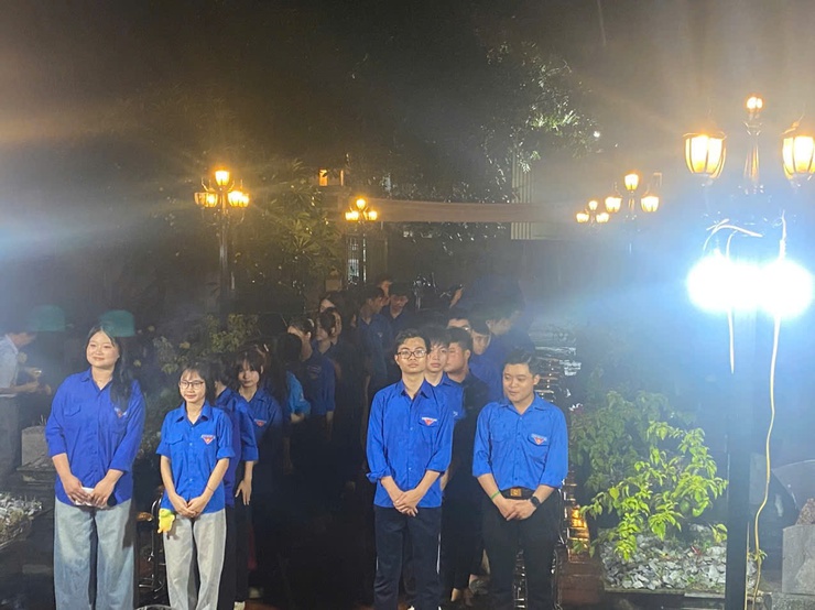 Hoạt động thắp nến tri ân nhân kỷ niệm 78 năm Ngày Thương binh Liệt sĩ 27/7: Tri ân từ trái tim- Ảnh 9.