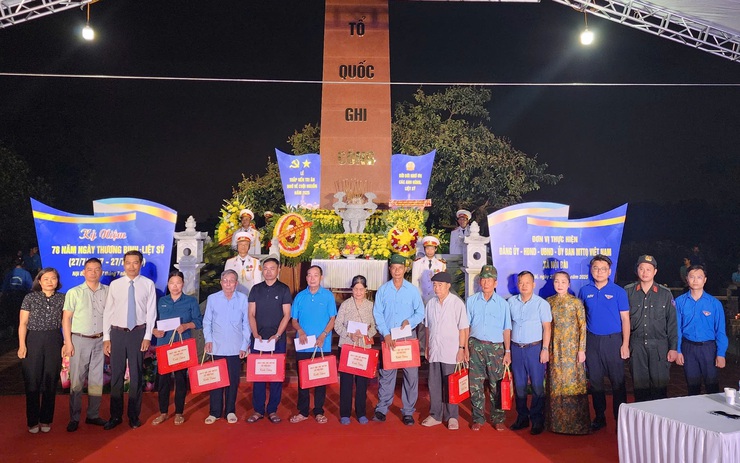 XÚC ĐỘNG LỄ THẮP NẾN TRI ÂN TẠI NGHĨA TRANG LIỆT SĨ HIỀN NINH, XÃ NỘI BÀI- Ảnh 6.