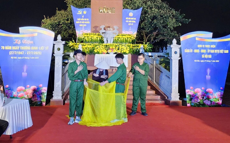 XÚC ĐỘNG LỄ THẮP NẾN TRI ÂN TẠI NGHĨA TRANG LIỆT SĨ HIỀN NINH, XÃ NỘI BÀI- Ảnh 12.