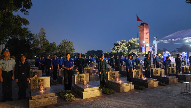 XÚC ĐỘNG LỄ THẮP NẾN TRI ÂN TẠI NGHĨA TRANG LIỆT SĨ HIỀN NINH, XÃ NỘI BÀI- Ảnh 10.