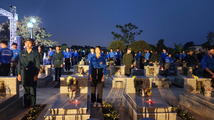 XÚC ĐỘNG LỄ THẮP NẾN TRI ÂN TẠI NGHĨA TRANG LIỆT SĨ HIỀN NINH, XÃ NỘI BÀI- Ảnh 7.