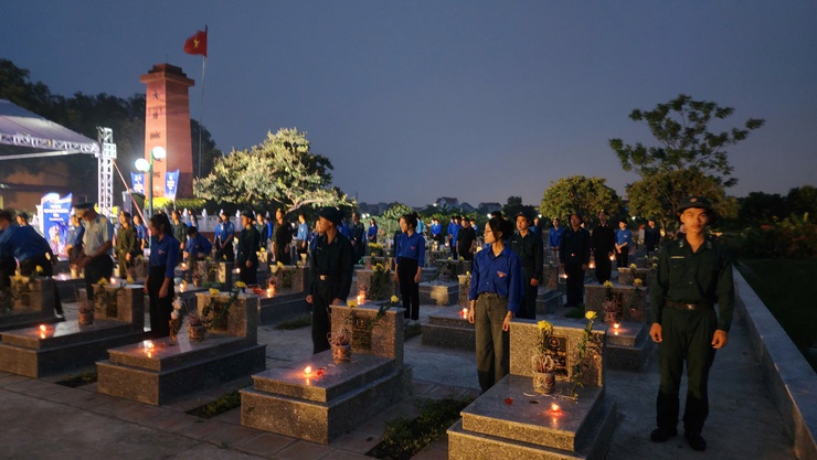 XÚC ĐỘNG LỄ THẮP NẾN TRI ÂN TẠI NGHĨA TRANG LIỆT SĨ HIỀN NINH, XÃ NỘI BÀI- Ảnh 8.
