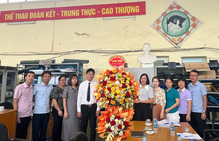 Chi bộ trường THPT Nguyễn Văn Cừ góp ý Dự thảo các văn kiện Đại hội đại biểu toàn quốc lần thứ XIV của Đảng và Dự thảo văn kiện Đại hội đảng bộ xã Bát Tràng lần thứ I, nhiệm kỳ 2025-2030- Ảnh 1.