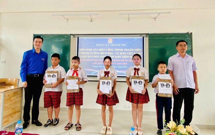 Tranh tường bích hoạ của thanh niên xã Thanh Trì: Điểm tô cảnh quan làng quê, khơi dậy lòng tự hào, tinh thần yêu nước trong mỗi người dân.- Ảnh 4.