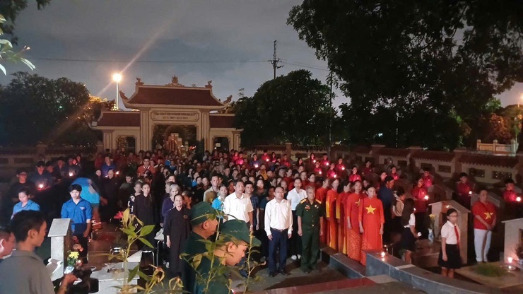 Uỷ ban MTTQ Việt Nam xã và các đoàn thể chình trị xã Thanh Trì: Thắp nến, dâng hương tri ân các anh hùng liệt sĩ dịp 27/7- Ảnh 5.