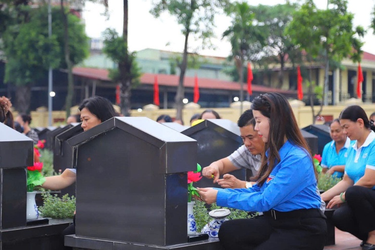 Uỷ ban MTTQ Việt Nam xã và các đoàn thể chình trị xã Thanh Trì: Thắp nến, dâng hương tri ân các anh hùng liệt sĩ dịp 27/7- Ảnh 6.