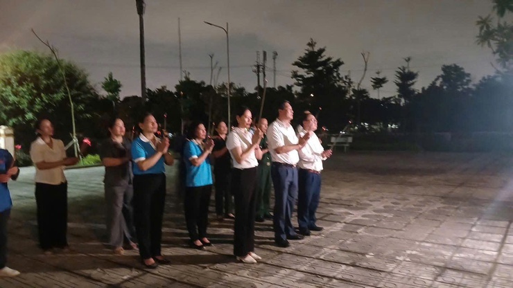 Uỷ ban MTTQ Việt Nam xã và các đoàn thể chình trị xã Thanh Trì: Thắp nến, dâng hương tri ân các anh hùng liệt sĩ dịp 27/7- Ảnh 3.