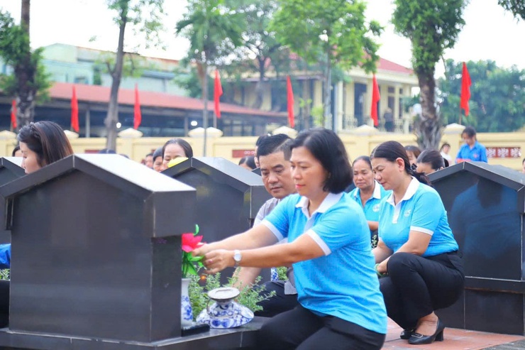 Uỷ ban MTTQ Việt Nam xã và các đoàn thể chình trị xã Thanh Trì: Thắp nến, dâng hương tri ân các anh hùng liệt sĩ dịp 27/7- Ảnh 4.
