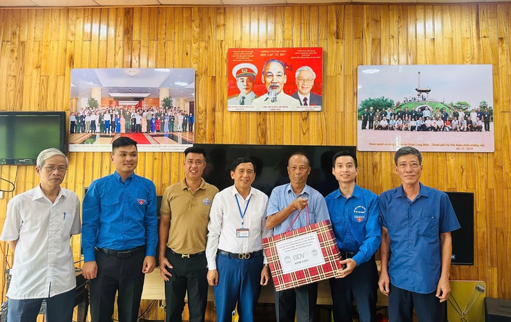Ủy ban MTTQ Việt Nam phường Long Biên thăm hỏi, tặng quà người có công nhân kỷ niệm 78 năm Ngày Thương binh - Liệt sĩ- Ảnh 3.