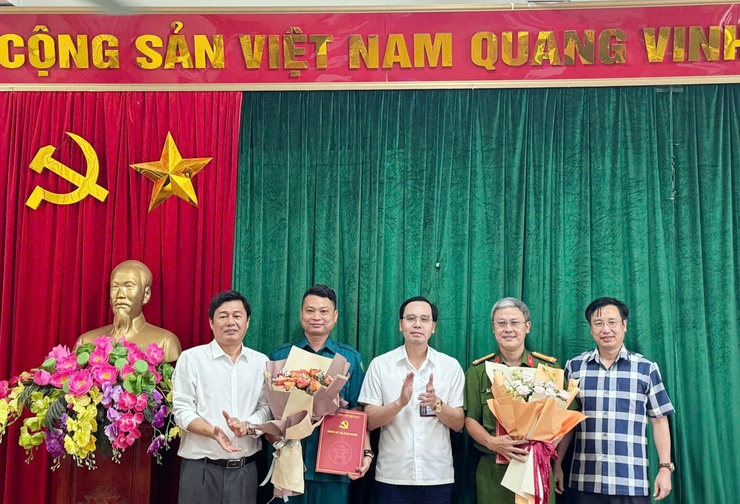 Ban thường vụ Đảng ủy xã Phú Nghĩa tổ chức hội nghị công bố quyết định chỉ định Ủy viên Ban chấp hành, Ủy viên Ban thường vụ Đảng ủy nhiệm kỳ 2025 – 2030

- Ảnh 1.