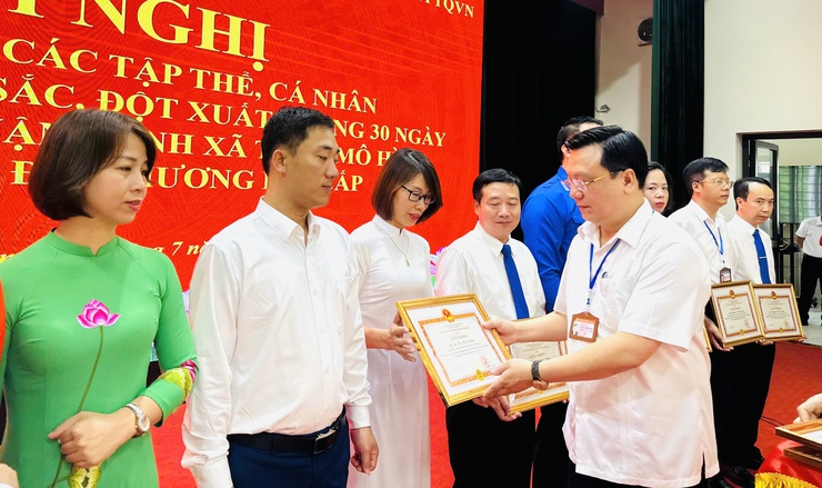 Hội nghị khen thưởng các tập thể, cá nhân có thành tích xuất sắc, đột xuất trong 30 ngày thi đua cao điểm vận hành xã theo mô hình chính quyền địa phương hai cấp- Ảnh 6.