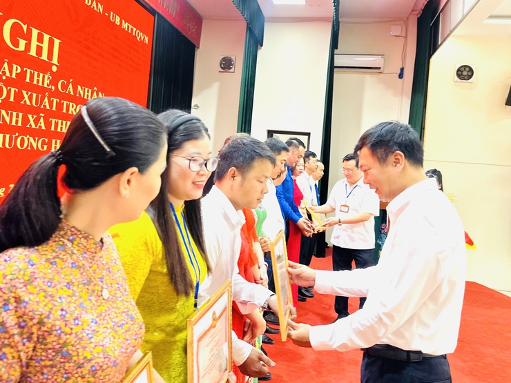 Hội nghị khen thưởng các tập thể, cá nhân có thành tích xuất sắc, đột xuất trong 30 ngày thi đua cao điểm vận hành xã theo mô hình chính quyền địa phương hai cấp- Ảnh 5.