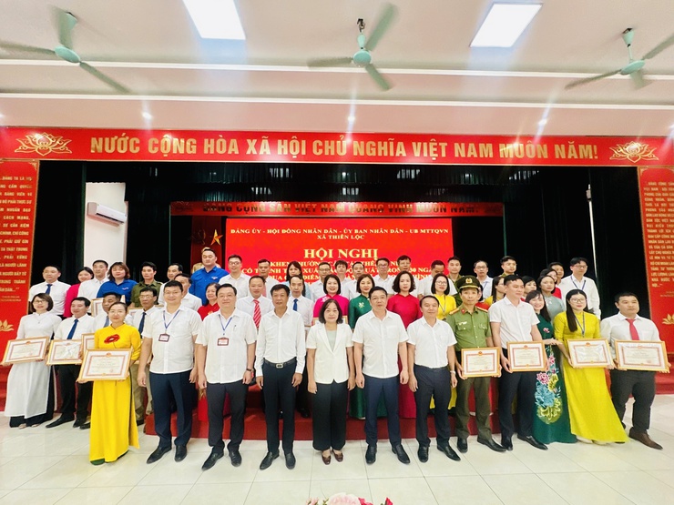 Hội nghị khen thưởng các tập thể, cá nhân có thành tích xuất sắc, đột xuất trong 30 ngày thi đua cao điểm vận hành xã theo mô hình chính quyền địa phương hai cấp- Ảnh 12.