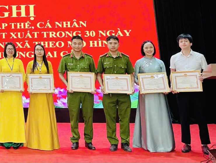 Hội nghị khen thưởng các tập thể, cá nhân có thành tích xuất sắc, đột xuất trong 30 ngày thi đua cao điểm vận hành xã theo mô hình chính quyền địa phương hai cấp- Ảnh 11.