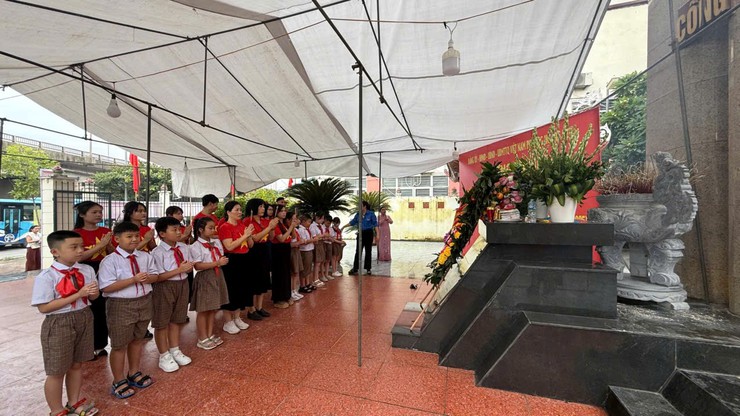 Trường Tiểu học Chu Văn An tổ chức hoạt động tri ân nhân kỷ niệm 78 năm ngày Thương binh - Liệt sĩ (27/7/1947 - 27/7/2025)- Ảnh 1.
