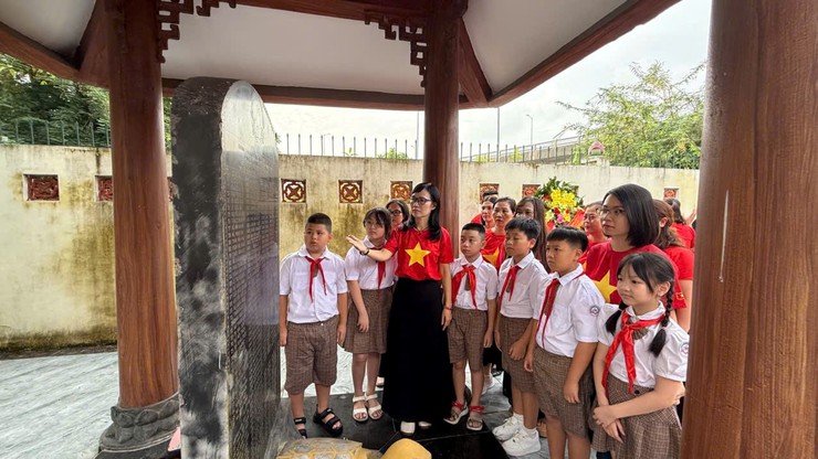 Trường Tiểu học Chu Văn An tổ chức hoạt động tri ân nhân kỷ niệm 78 năm ngày Thương binh - Liệt sĩ (27/7/1947 - 27/7/2025)- Ảnh 2.