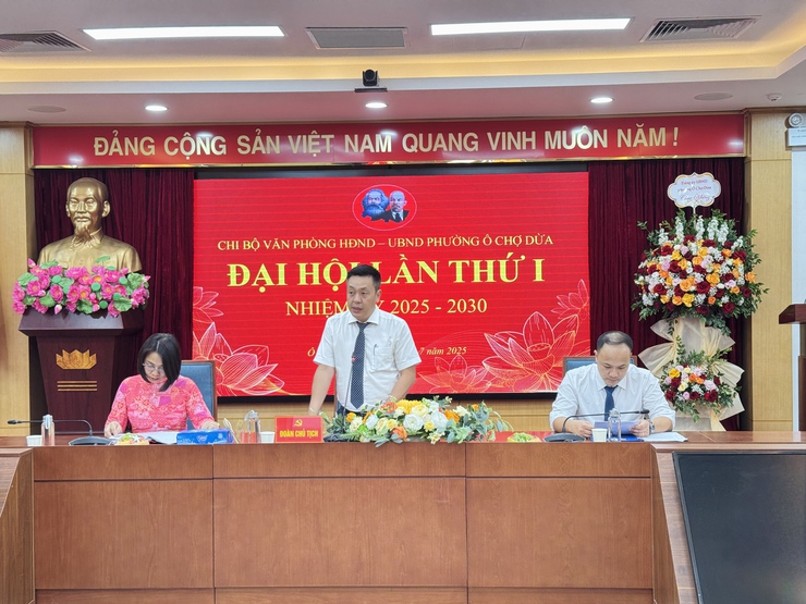 Chi bộ Văn phòng HĐND&UBND Phường Ô Chợ Dừa tổ chức Đại hội lần thứ I, nhiệm kỳ 2025 -2030- Ảnh 1.