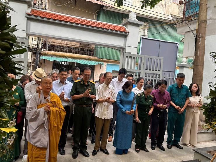 Phường Ô Chợ Dừa dâng hương tưởng niệm các anh hùng liệt sĩ- Ảnh 1.