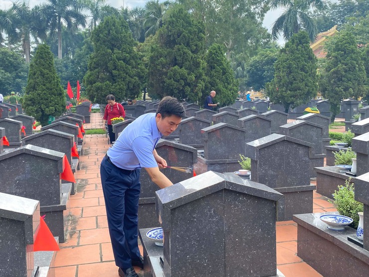 Phường Ô Chợ Dừa dâng hương tưởng niệm các anh hùng liệt sĩ- Ảnh 10.