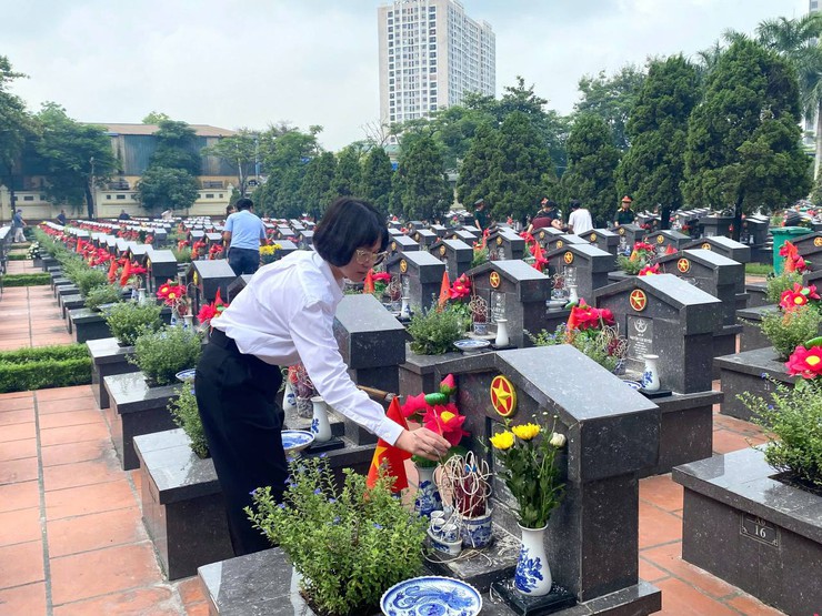 Phường Ô Chợ Dừa dâng hương tưởng niệm các anh hùng liệt sĩ- Ảnh 11.