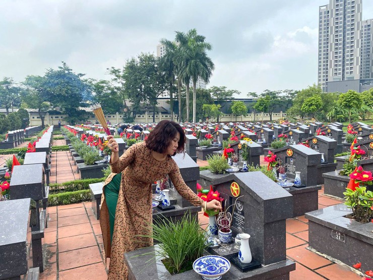 Phường Ô Chợ Dừa dâng hương tưởng niệm các anh hùng liệt sĩ- Ảnh 12.